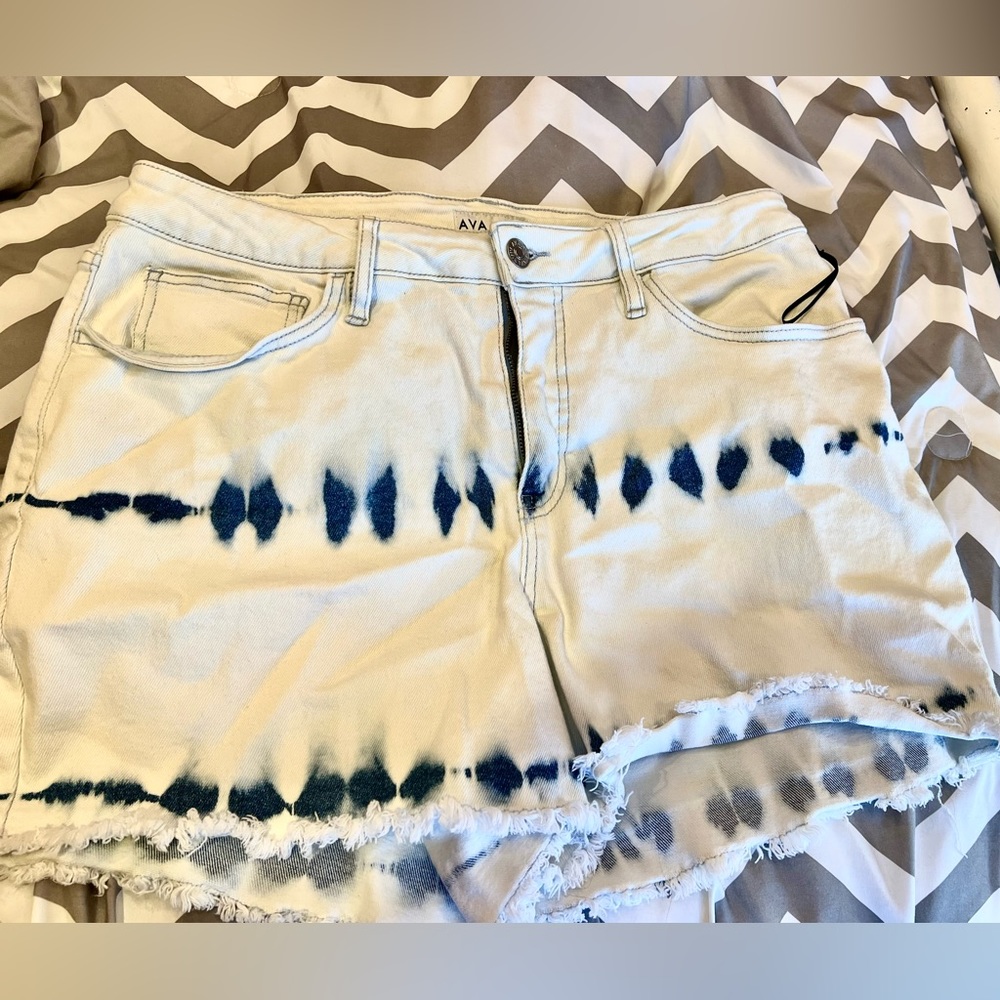 Women’s white denim shorts size 14w